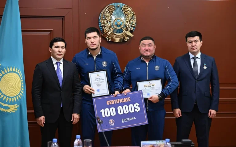 Әлем чемпионатында топ жарған боксшылар мен бапкерлеріне қаржылай сыйақы табысталды
